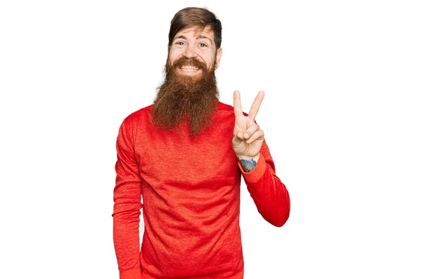 Homem Ruivo Com Barba Comprida Vestindo Roupas Casuais Mostrando Apontando — Fotografia de Stock