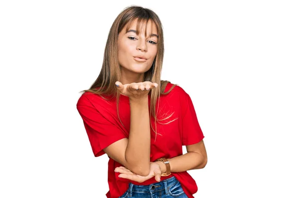 Nastolatka Rasy Kaukaskiej Ubrana Czerwoną Koszulkę Patrząca Kamerę Dmuchająca Pocałunek — Zdjęcie stockowe