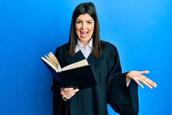 Νεαρή Ισπανίδα Που Φοράει Στολή Δικαστή Διαβάζοντας Βιβλίο Γιορτάζει Επίτευγμα — Φωτογραφία Αρχείου