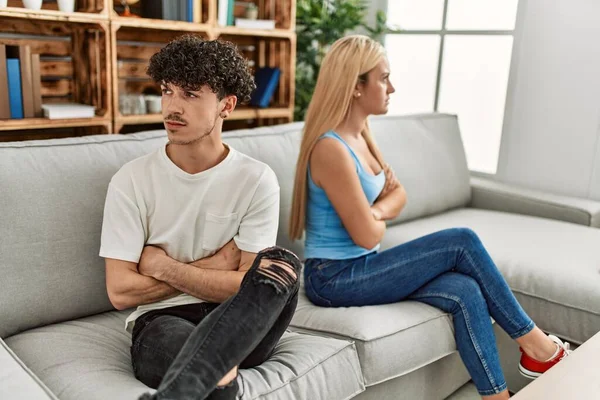 Junges Paar Sitzt Wütend Hause Auf Dem Sofa — Stockfoto