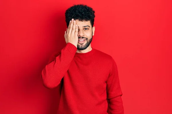 Ung Arabisk Man Med Skägg Bär Casual Röd Tröja Täcker — Stockfoto