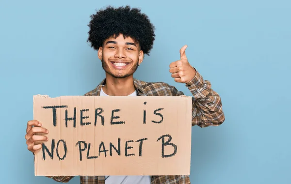 アフリカ系アメリカ人の若者の髪を保持していない惑星Bのバナー笑顔幸せと肯定的な 親指アップ素晴らしいと承認サインを行う — ストック写真