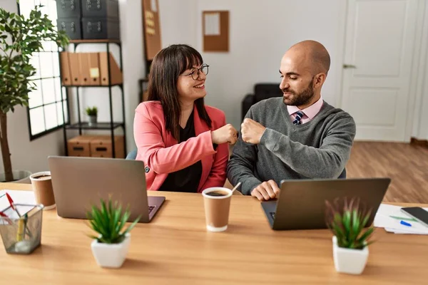 Dois Empresários Hispânicos Sorrindo Punhos Felizes Escritório — Fotografia de Stock