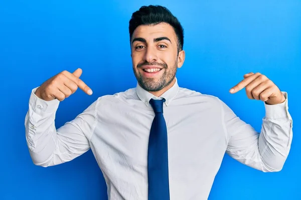 Jovem Hispânico Vestindo Roupas Negócios Que Parecem Confiantes Com Sorriso — Fotografia de Stock