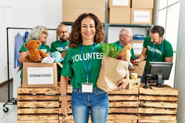 Yardım Merkezinde Çalışan Bir Grup Orta Yaşlı Gönüllü Mutlu Gülümseyen — Stok fotoğraf