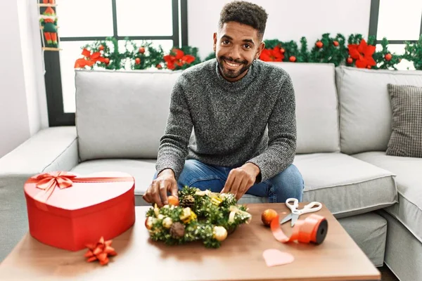 Joven Afroamericano Hombre Sonriendo Feliz Decoración Con Pieza Central Navidad — Foto de Stock