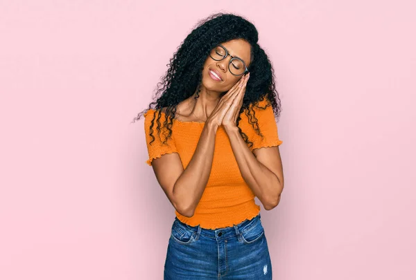 Mulher Afro Americana Meia Idade Vestindo Roupas Casuais Óculos Dormindo — Fotografia de Stock