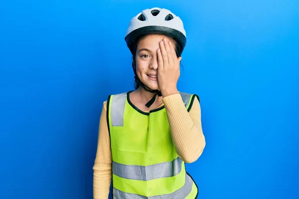 Bella Ragazza Bruna Che Indossa Casco Bici Gilet Riflettente Che — Foto Stock