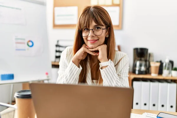 Joven Empresaria Hispana Sonriendo Feliz Trabajando Oficina —  Fotos de Stock