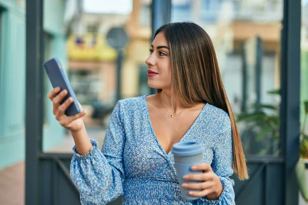 Joven Mujer Hispana Sonriendo Feliz Usando Smartphone Ciudad — Foto de Stock