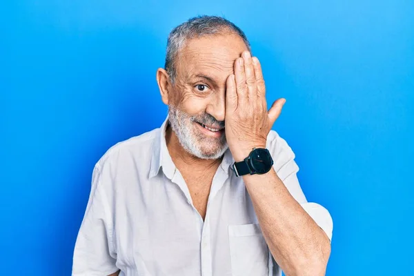 Hübscher Älterer Mann Mit Bart Lässiges Weißes Hemd Das Ein — Stockfoto
