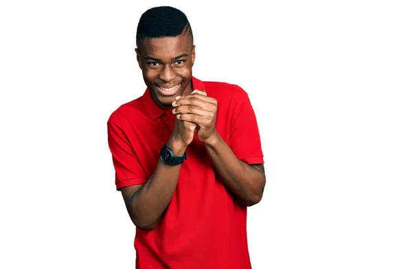 Νεαρός Αφροαμερικάνος Που Φοράει Κόκκινο Μπλουζάκι Γελώντας Νευρικός Και Ενθουσιασμένος — Φωτογραφία Αρχείου