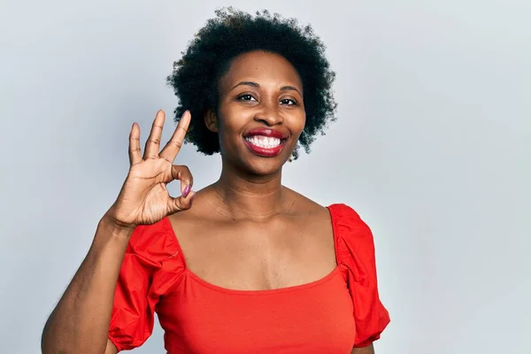 Jonge Afro Amerikaanse Vrouw Draagt Casual Kleding Glimlacht Positief Doet — Stockfoto