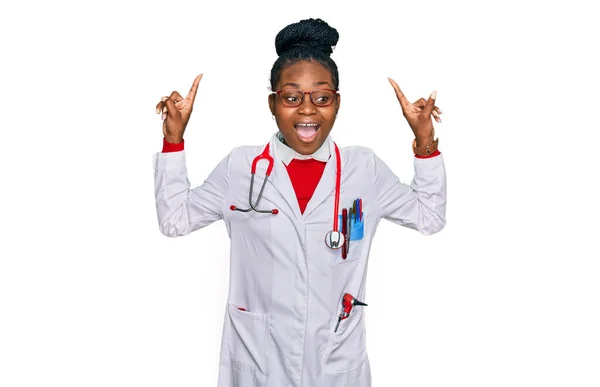 Young African American Woman Wearing Doctor Uniform Stethoscope Smiling Amazed — Stock Photo, Image