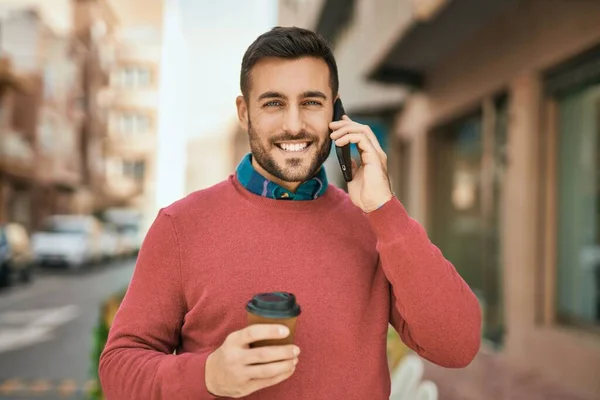 Jonge Spaanse Man Aan Het Praten Smartphone Die Koffie Drinkt — Stockfoto