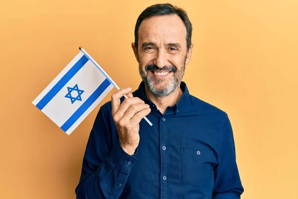 Medelåldern Hispanic Man Håller Israel Flagga Ser Positiv Och Glad — Stockfoto