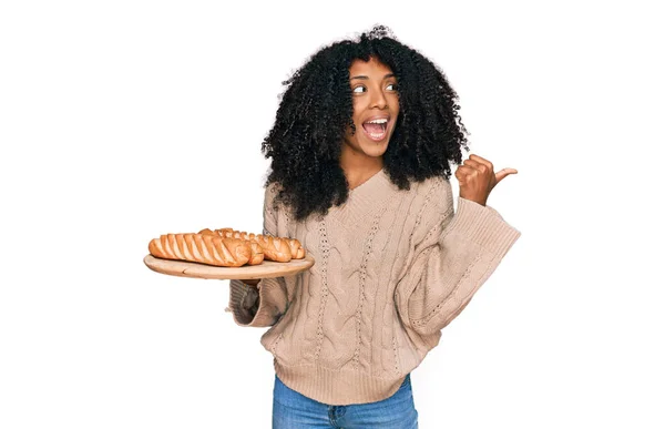 Giovane Ragazza Afro Americana Che Tiene Vassoio Con Pane Che — Foto Stock