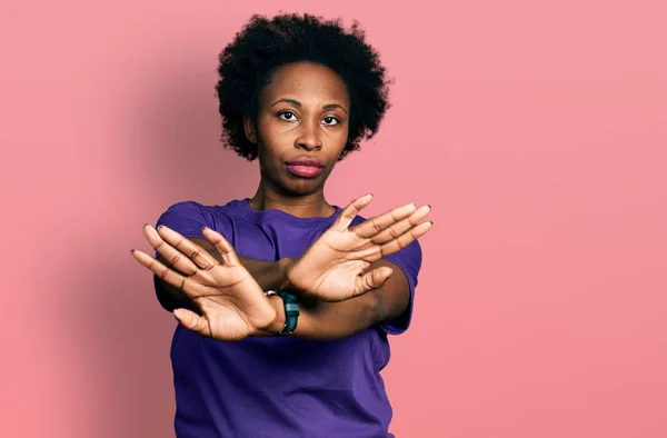 Afroamerikanerin Mit Afro Haaren Trägt Lässig Lila Shirt Ablehnung Ausdruck — Stockfoto