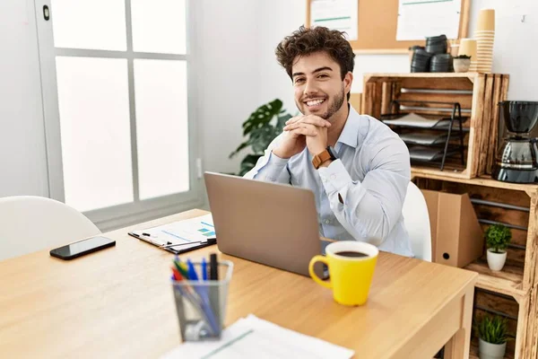 Молодий Іспаномовний Бізнесмен Посміхається Щаслива Робота Офісі — стокове фото