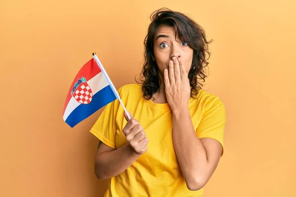 Mladá Hispánka Držící Chorvatskou Vlajku Ústa Rukou Šokovaná Vystrašená Omylu — Stock fotografie