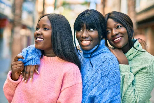 Drie Afrikaanse Amerikaanse Vrienden Glimlachen Gelukkig Knuffelen Naar Stad — Stockfoto