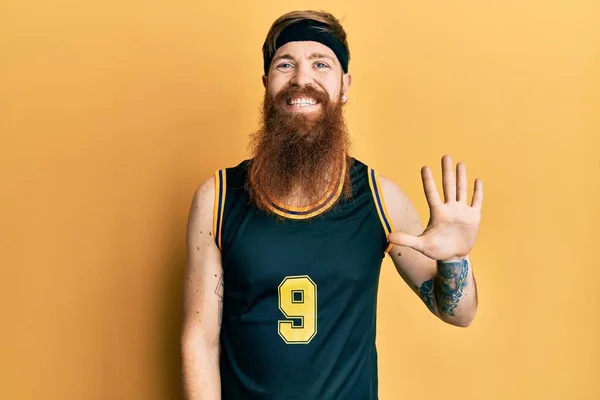 Homem Ruivo Com Barba Comprida Vestindo Uniforme Basquete Mostrando Apontando — Fotografia de Stock