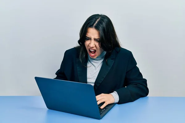 Όμορφη Ισπανόφωνη Γυναίκα Που Δουλεύει Στο Γραφείο Φορητό Υπολογιστή Θυμωμένη — Φωτογραφία Αρχείου
