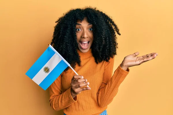 Africká Americká Žena Afro Vlasy Drží Argentinskou Vlajku Slaví Úspěch — Stock fotografie