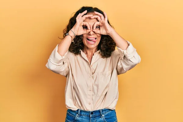 Donna Ispanica Mezza Età Che Indossa Abiti Casual Facendo Gesto — Foto Stock