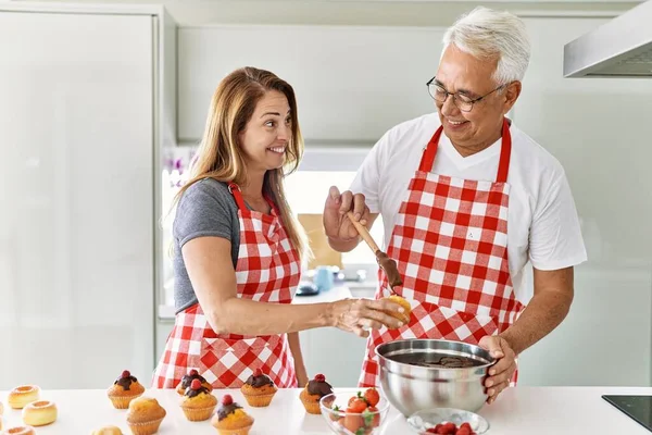 Casal Hispânico Meia Idade Sorrindo Bolos Cozinha Felizes Cozinha — Fotografia de Stock