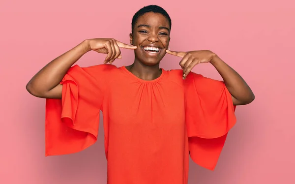 Mladá Afroameričanka Neformálním Oblečení Veselým Úsměvem Ukazujícím Ukazujícím Prstem Zuby — Stock fotografie