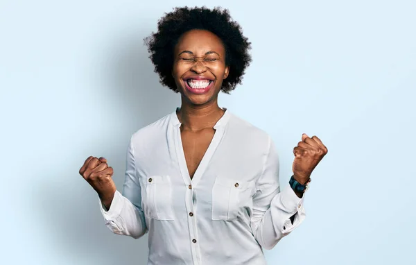 Αφροαμερικανή Γυναίκα Αφρο Μαλλιά Φορώντας Casual Λευκό Μπλουζάκι Ενθουσιασμένοι Για — Φωτογραφία Αρχείου