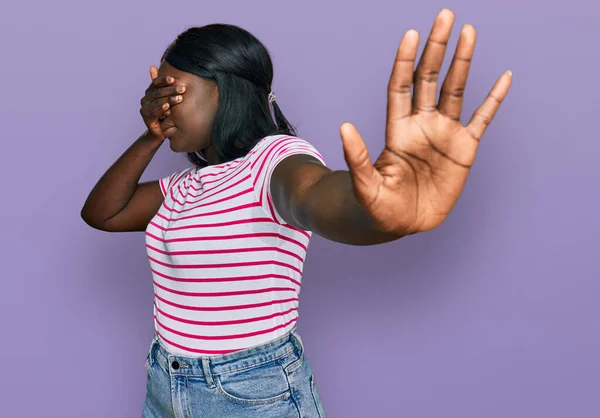 Африканская Молодая Женщина Повседневной Полосатой Футболке Закрывает Глаза Руками Делает — стоковое фото
