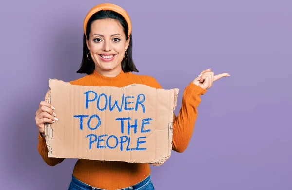 Chica Hispana Joven Sosteniendo Poder Pancarta Gente Sonriendo Feliz Señalando —  Fotos de Stock