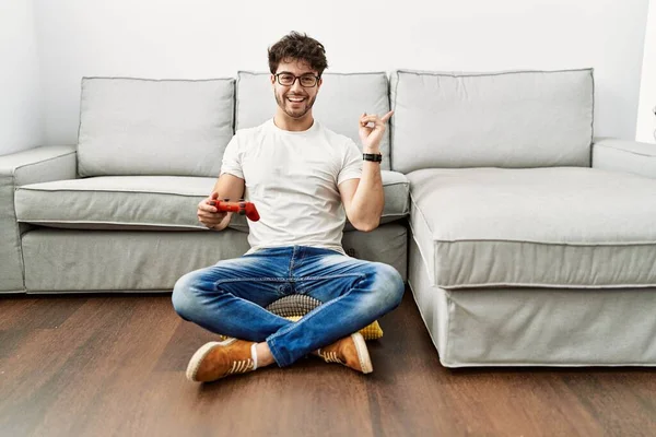 Hispanic Man Spelar Spel Innehav Controller Soffan Ler Glad Pekar — Stockfoto