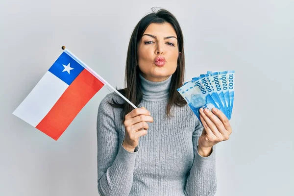 Joven Mujer Hispana Sosteniendo Bandera Chile Billetes Chilenos Mirando Cámara —  Fotos de Stock