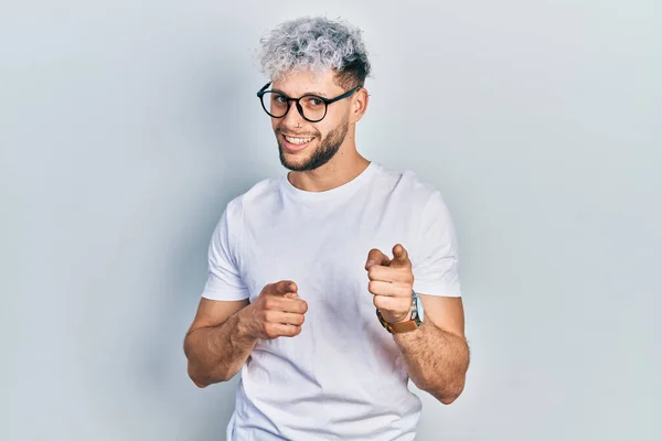 Modern Boyalı Saçlı Beyaz Tişörtlü Gözlüklü Mutlu Komik Yüzlü Genç — Stok fotoğraf