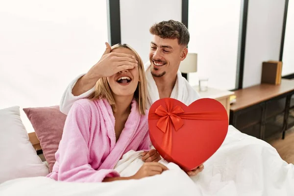 Egy Férfi Meglepi Barátnőjét Egy Valentin Ajándékdobozzal Aki Otthon Ágyon — Stock Fotó