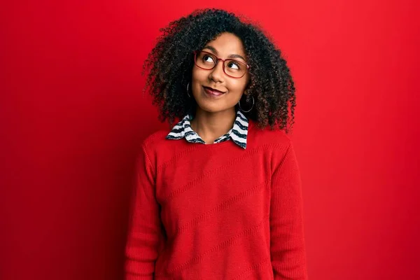 Hermosa Mujer Afroamericana Con Cabello Afro Vistiendo Suéter Gafas Sonriendo —  Fotos de Stock