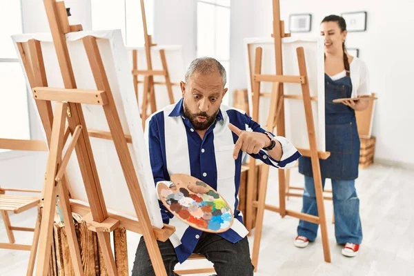 Senior Konstnär Man Konst Studio Pekar Ner Med Fingrarna Visar — Stockfoto