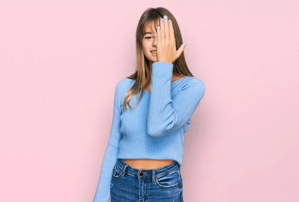 Nastolatka Kaukaska Dziewczyna Noszenie Casual Ubrania Obejmujące Jedno Oko Ręki — Zdjęcie stockowe