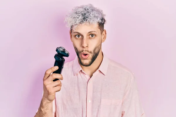 Young Hispanic Man Modern Dyed Hair Holding Electric Razor Machine — Stock Photo, Image