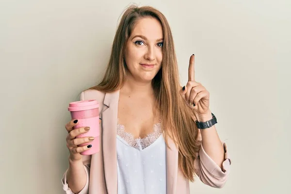 Giovane Donna Bionda Che Beve Una Tazza Caffè Asporto Sorridente — Foto Stock