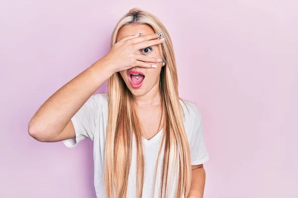 Jong Blond Meisje Dragen Casual Wit Shirt Gluren Shock Bedekking — Stockfoto