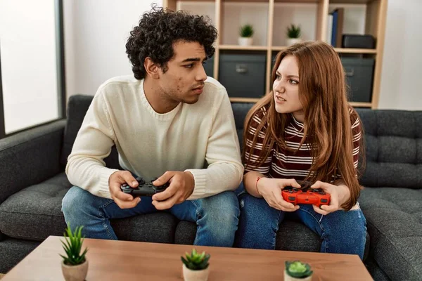 Jovem Casal Com Expressão Infeliz Jogar Videogame Sentado Sofá Casa — Fotografia de Stock