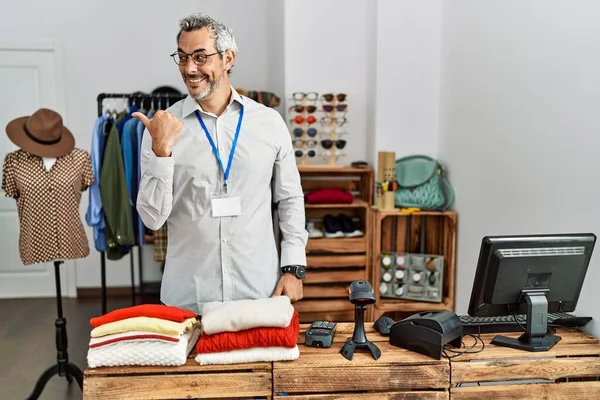 Hispanischer Mann Mittleren Alters Der Als Manager Einer Einzelhandelsboutique Arbeitet — Stockfoto