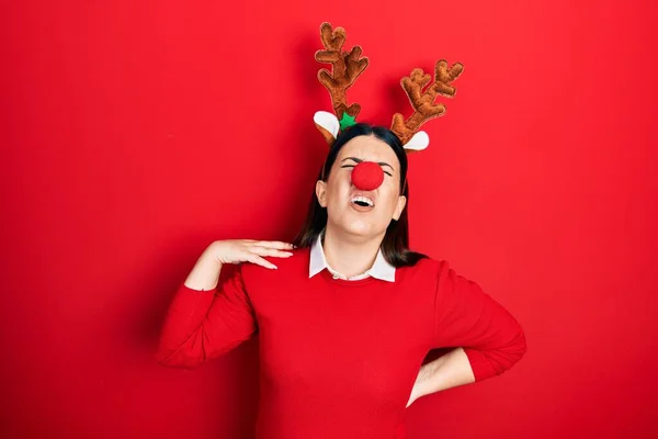 Jovem Hispânica Usando Chapéu Natal Veado Nariz Vermelho Sofrendo Lesão — Fotografia de Stock