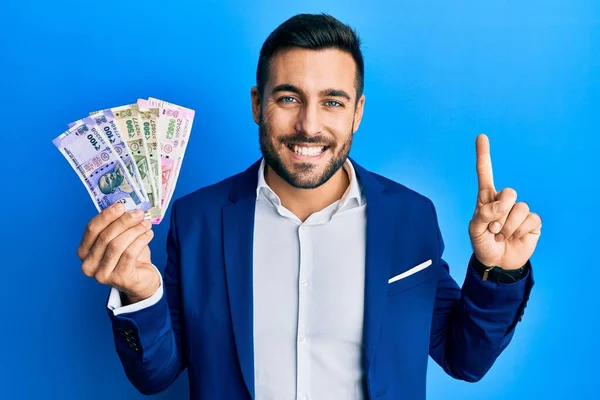 Joven Empresario Hispano Con Traje Negocios Sosteniendo Billetes Rupias Indias — Foto de Stock