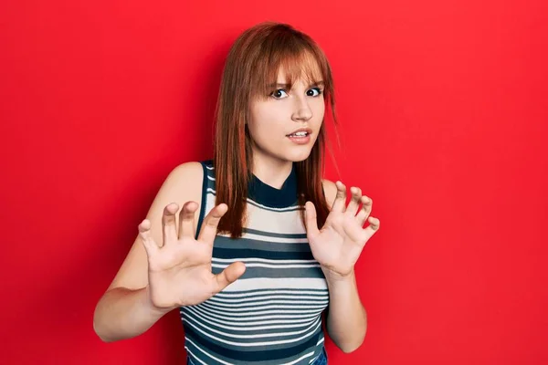 Jeune Femme Rousse Portant Shirt Décontracté Expression Dégoûtée Mécontente Craintive — Photo