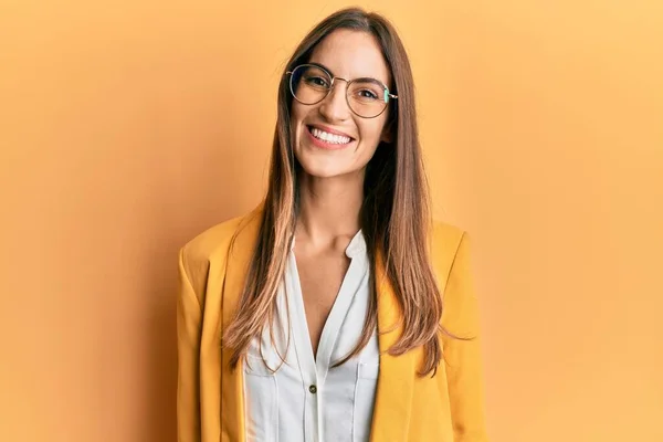Ung Vacker Kvinna Bär Business Style Och Glasögon Med Ett — Stockfoto